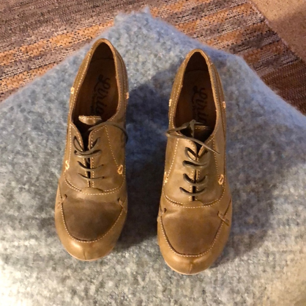 Lirio Portugal  olive green heel